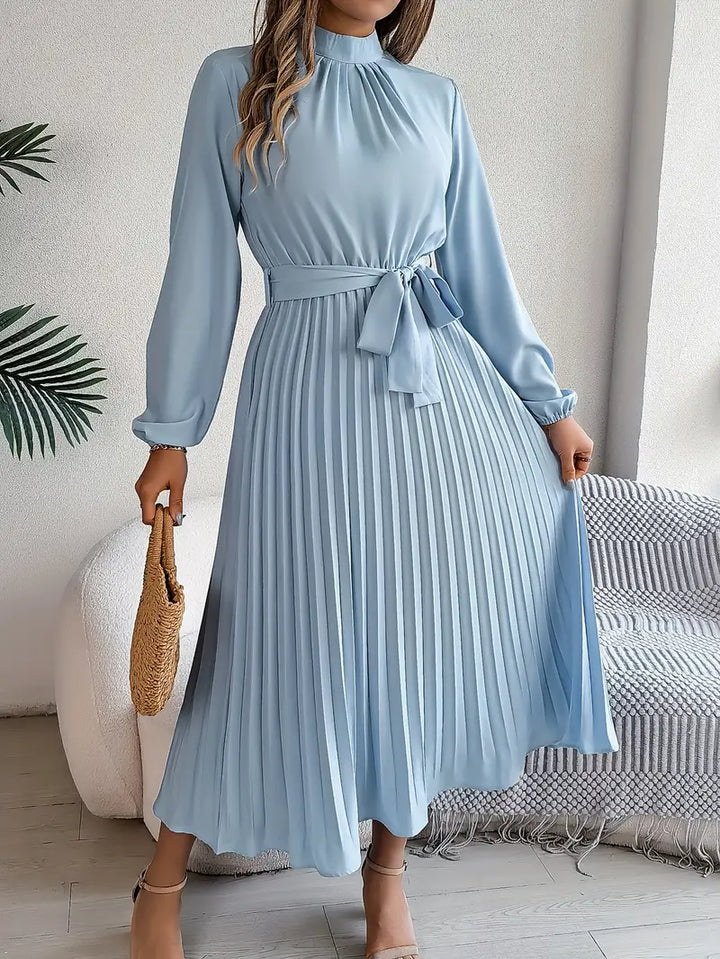 Echoarchiv | Schlichtes Kleid mit Stehkragen und Plissiertem Gürtel