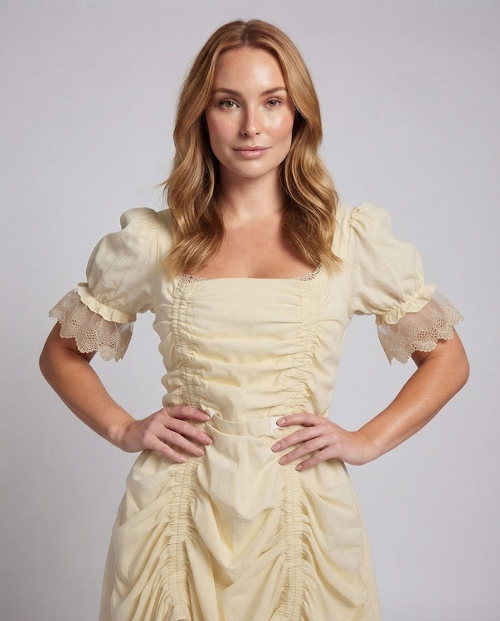 Damenkleid mit Rüschen und Spitzenbesatz Echo Archiv
