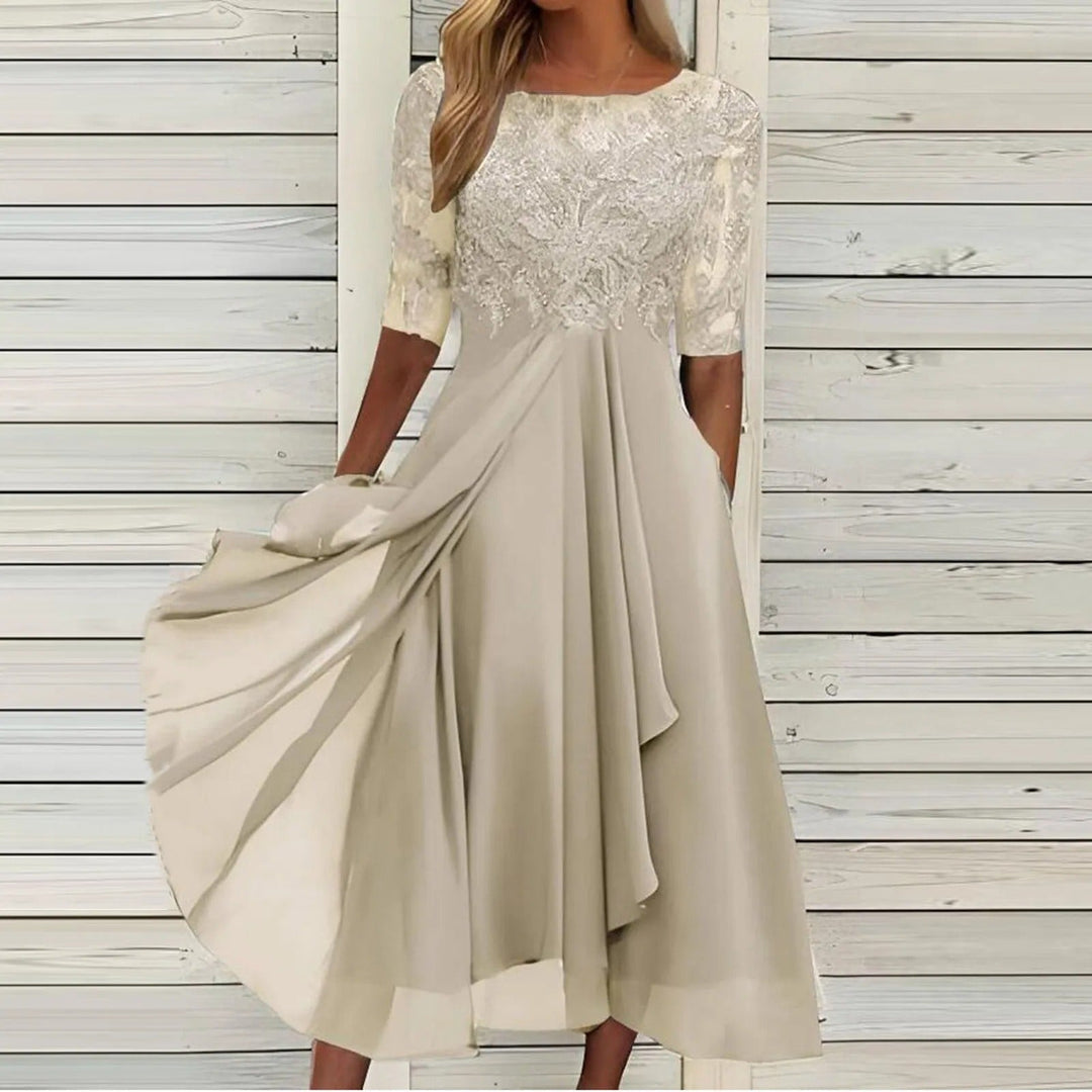Echoarchiv | Stilvolles Kleid mit Zarter Spitze