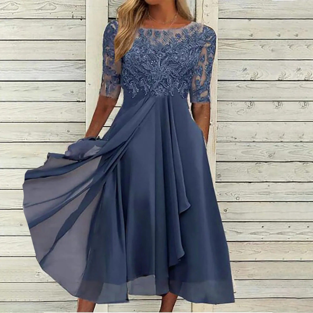 Echoarchiv | Stilvolles Kleid mit Zarter Spitze