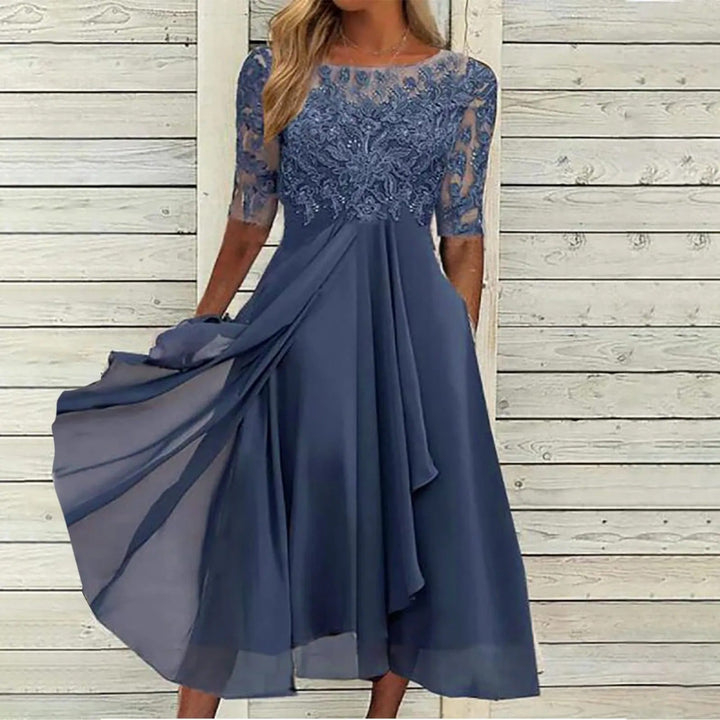 Echoarchiv | Stilvolles Kleid mit Zarter Spitze