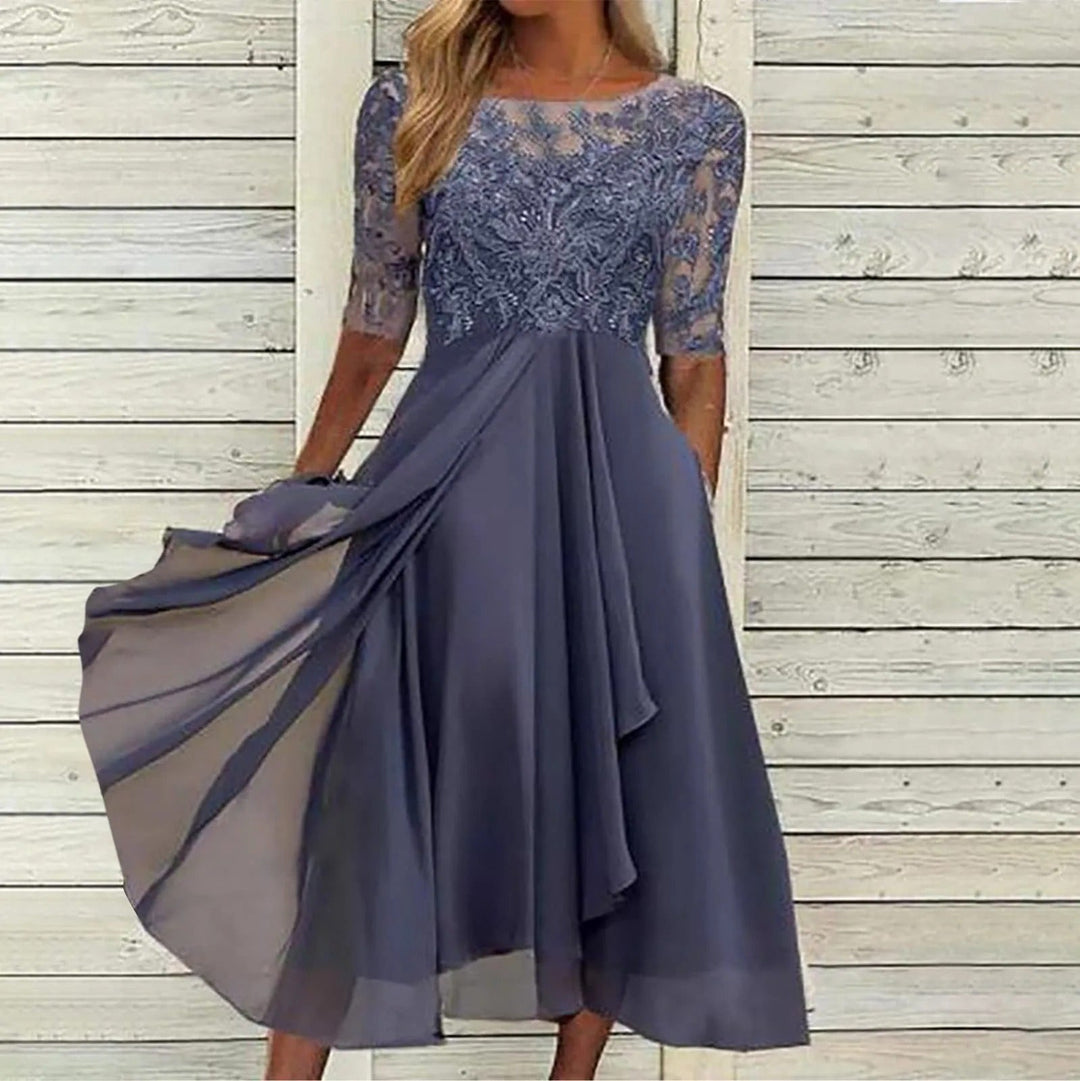 Echoarchiv | Stilvolles Kleid mit Zarter Spitze