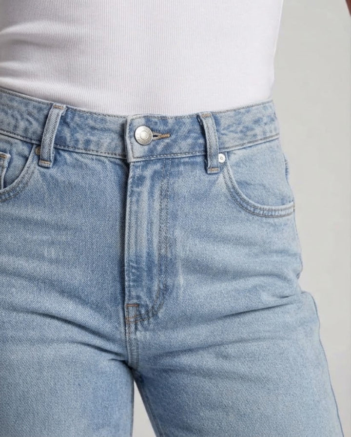 Damen Highwaist Weite Jeans mit diagonalem Nahtdetail Echo Archiv