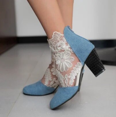 Echoarchiv | Sandalen mit Spitzenblumen