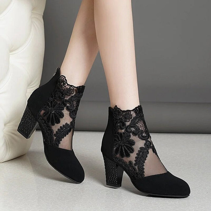 Echoarchiv | Sandalen mit Spitzenblumen