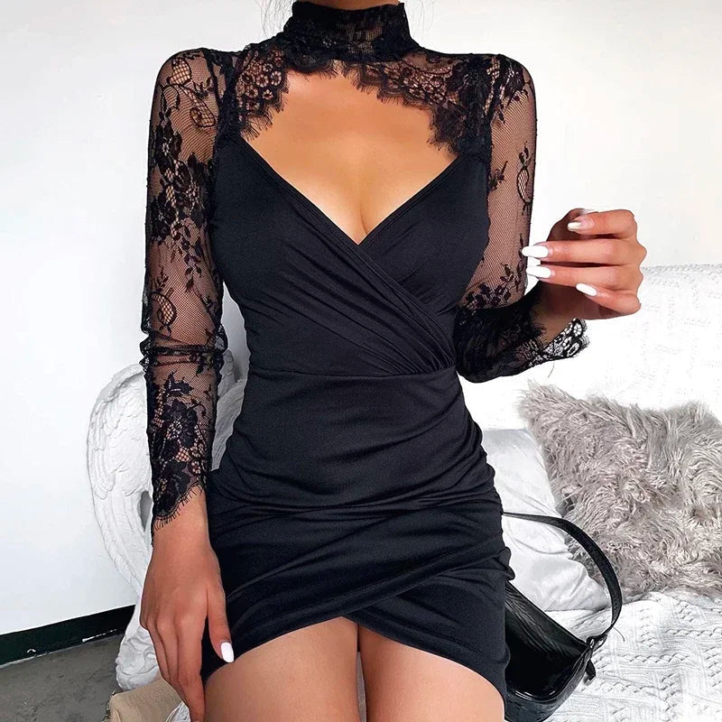 Mini Kleid mit Spitzenbesatz und hohem Kragen – Élara