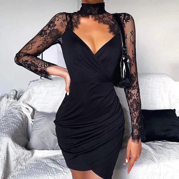 Mini Kleid mit Spitzenbesatz und hohem Kragen – Élara