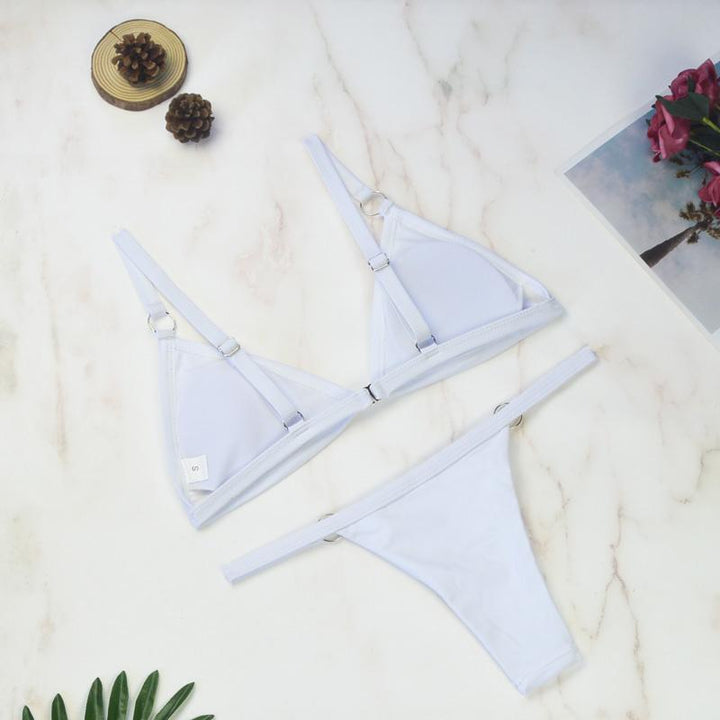 Echoarchiv Zweiteiliger Bikini-BadEchoarchivnzug mit goldfarbigen Metallringen und dreieckigen Körbchen