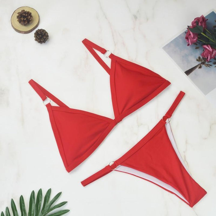 Echoarchiv Zweiteiliger Bikini-BadEchoarchivnzug mit goldfarbigen Metallringen und dreieckigen Körbchen