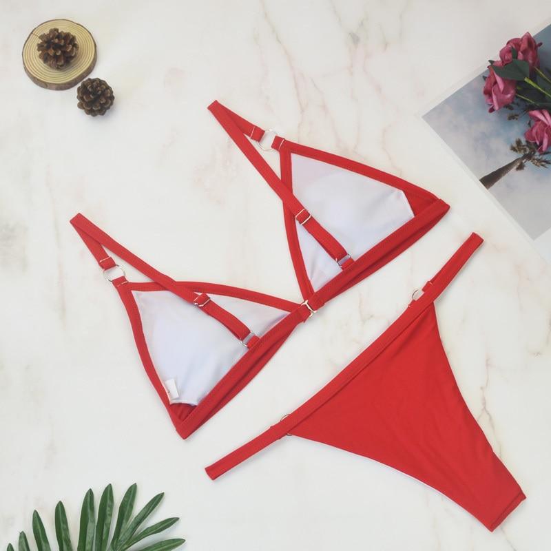 Echoarchiv Zweiteiliger Bikini-BadEchoarchivnzug mit goldfarbigen Metallringen und dreieckigen Körbchen