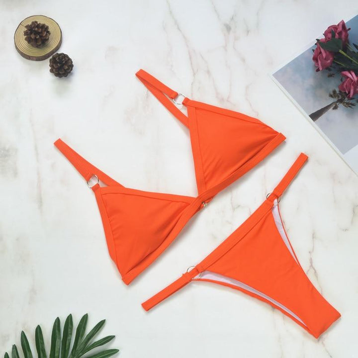 Echoarchiv Zweiteiliger Bikini-BadEchoarchivnzug mit goldfarbigen Metallringen und dreieckigen Körbchen
