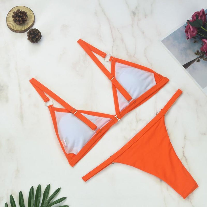 Echoarchiv Zweiteiliger Bikini-BadEchoarchivnzug mit goldfarbigen Metallringen und dreieckigen Körbchen