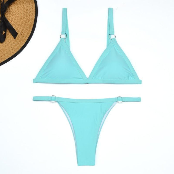 Echoarchiv Zweiteiliger Bikini-BadEchoarchivnzug mit goldfarbigen Metallringen und dreieckigen Körbchen