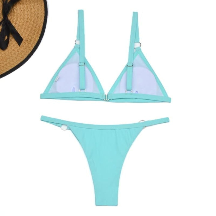 Echoarchiv Zweiteiliger Bikini-BadEchoarchivnzug mit goldfarbigen Metallringen und dreieckigen Körbchen