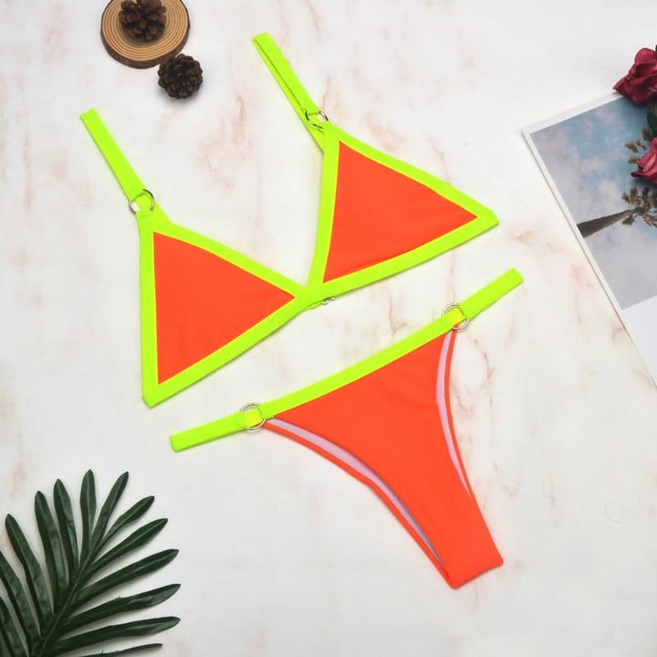 Echoarchiv Zweiteiliger Bikini-BadEchoarchivnzug mit goldfarbigen Metallringen und dreieckigen Körbchen