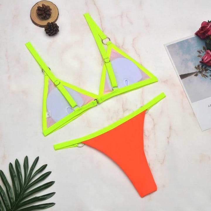 Echoarchiv Zweiteiliger Bikini-BadEchoarchivnzug mit goldfarbigen Metallringen und dreieckigen Körbchen