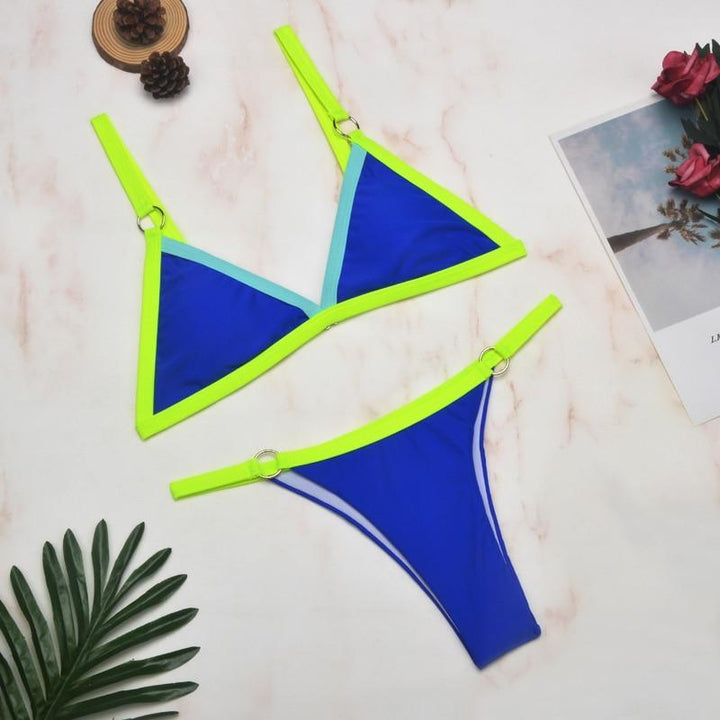 Echoarchiv Zweiteiliger Bikini-BadEchoarchivnzug mit goldfarbigen Metallringen und dreieckigen Körbchen