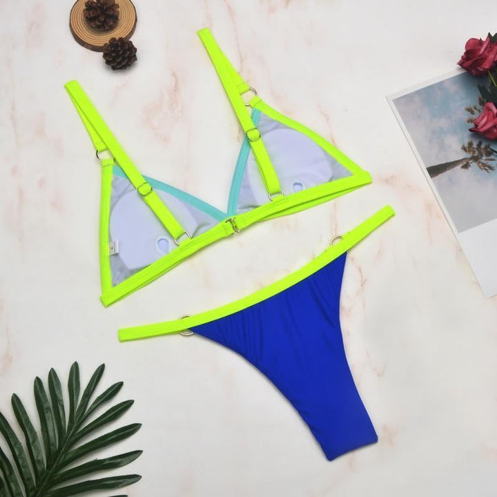 Echoarchiv Zweiteiliger Bikini-BadEchoarchivnzug mit goldfarbigen Metallringen und dreieckigen Körbchen