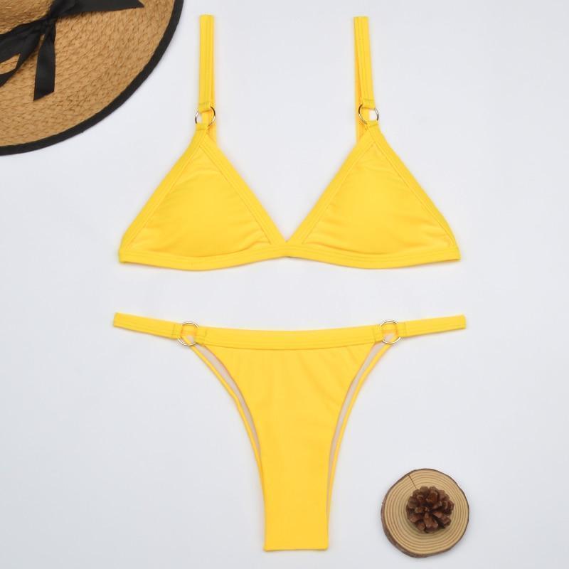 Echoarchiv Zweiteiliger Bikini-BadEchoarchivnzug mit goldfarbigen Metallringen und dreieckigen Körbchen