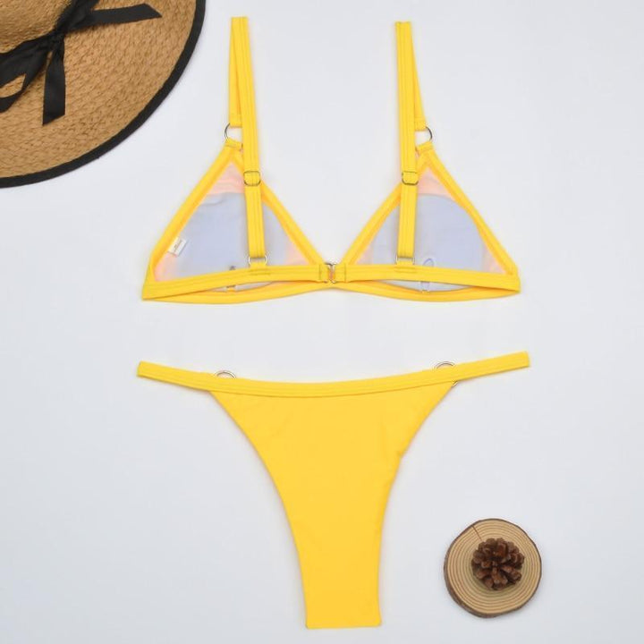 Echoarchiv Zweiteiliger Bikini-BadEchoarchivnzug mit goldfarbigen Metallringen und dreieckigen Körbchen