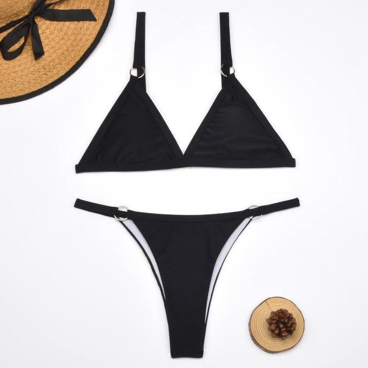 Echoarchiv Zweiteiliger Bikini-BadEchoarchivnzug mit goldfarbigen Metallringen und dreieckigen Körbchen