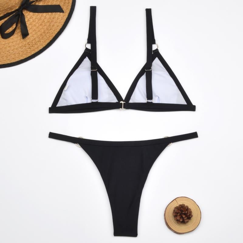 Echoarchiv Zweiteiliger Bikini-BadEchoarchivnzug mit goldfarbigen Metallringen und dreieckigen Körbchen