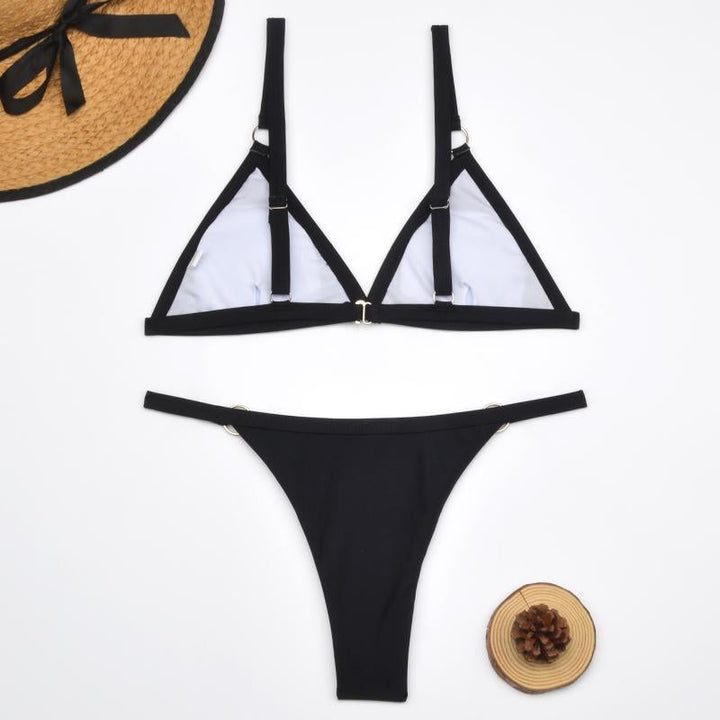 Echoarchiv Zweiteiliger Bikini-BadEchoarchivnzug mit goldfarbigen Metallringen und dreieckigen Körbchen