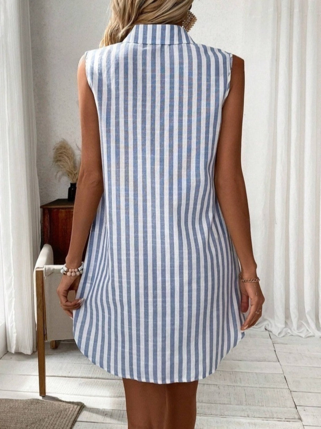 Echoarchiv | Ärmelloses Hemdkleid mit V-Ausschnitt und Knöpfen