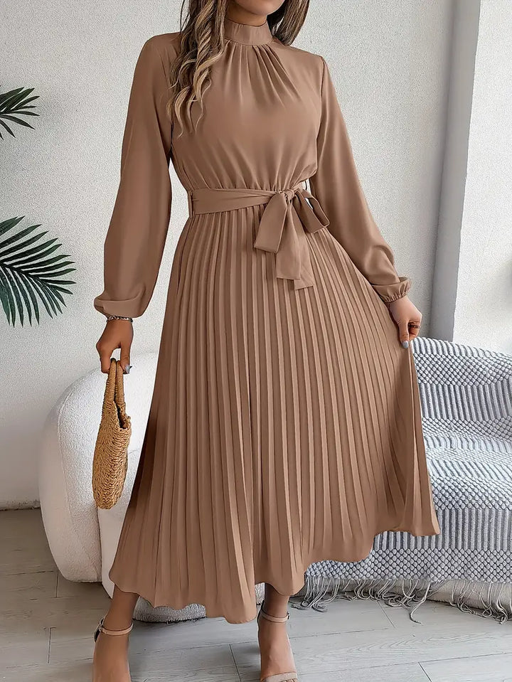Echoarchiv | Schlichtes Kleid mit Stehkragen und Plissiertem Gürtel