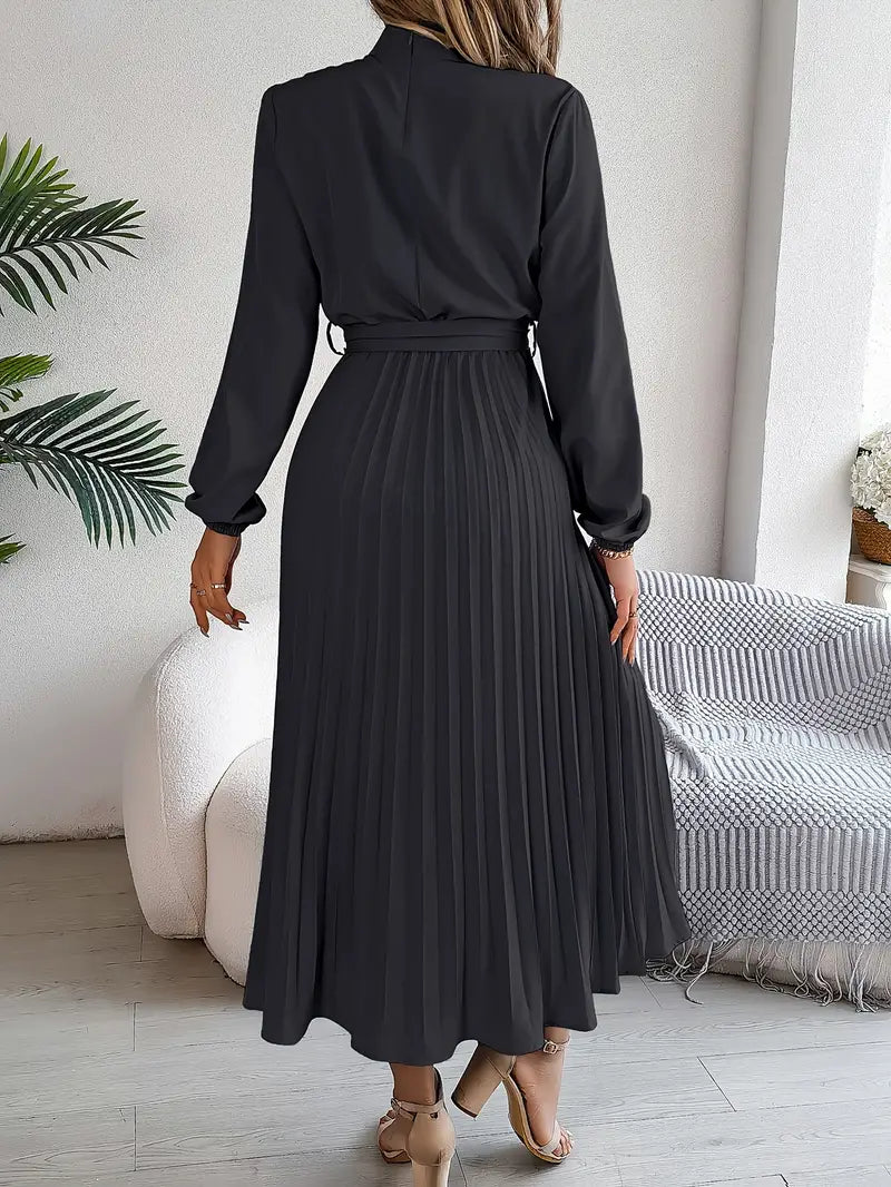 Echoarchiv | Schlichtes Kleid mit Stehkragen und Plissiertem Gürtel