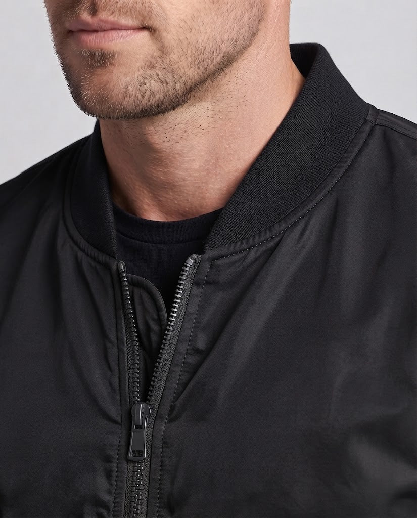 Herren technischer Nylon-Fliegerbomber mit wattierter Innenlage, Ärmeltasche und elastischen Rippbündchen Echoarchiv