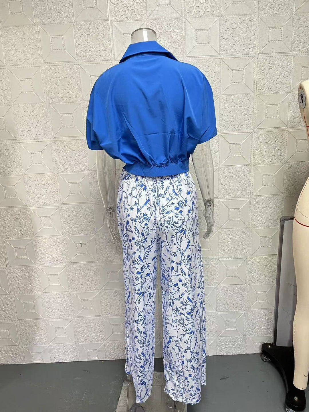 Echoarchiv | Zweiteiliges Set mit V-Ausschnitt und Hose mit weitem Bein