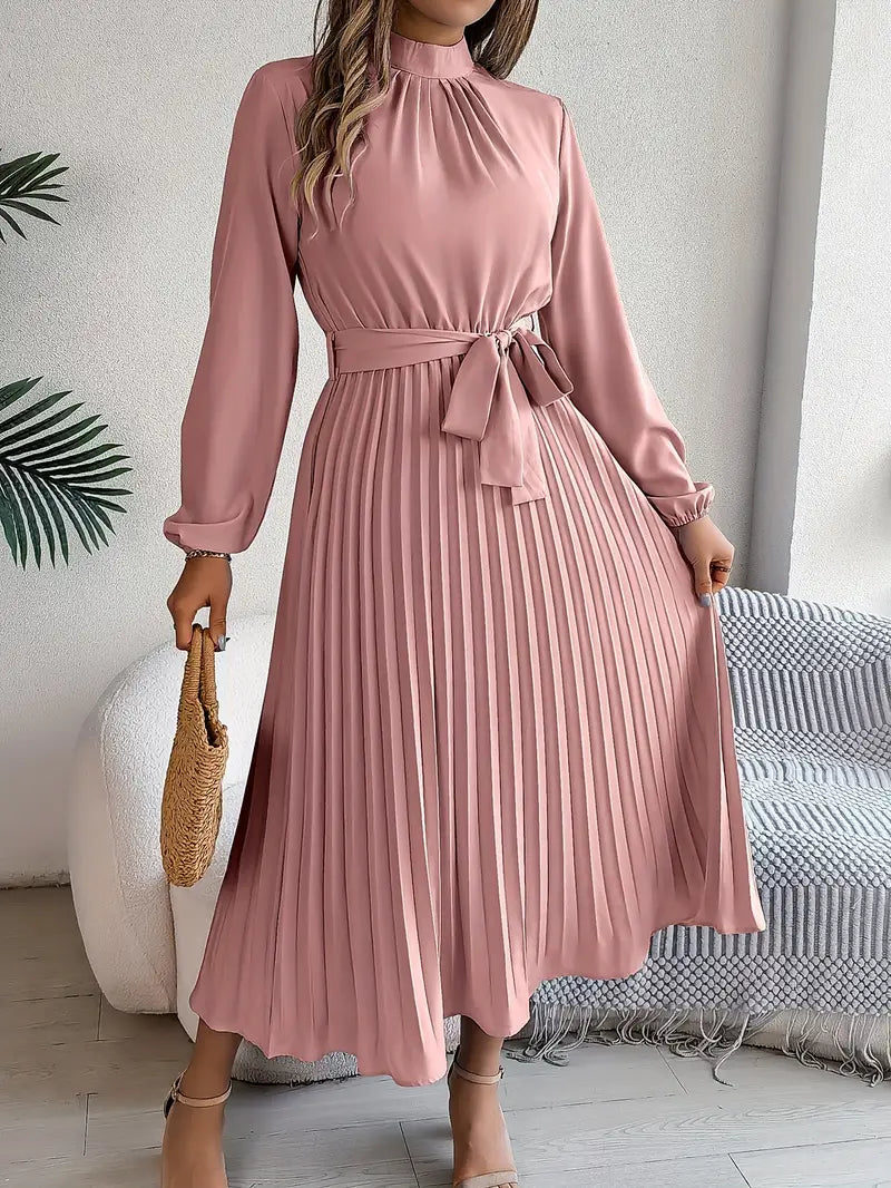 Echoarchiv | Schlichtes Kleid mit Stehkragen und Plissiertem Gürtel
