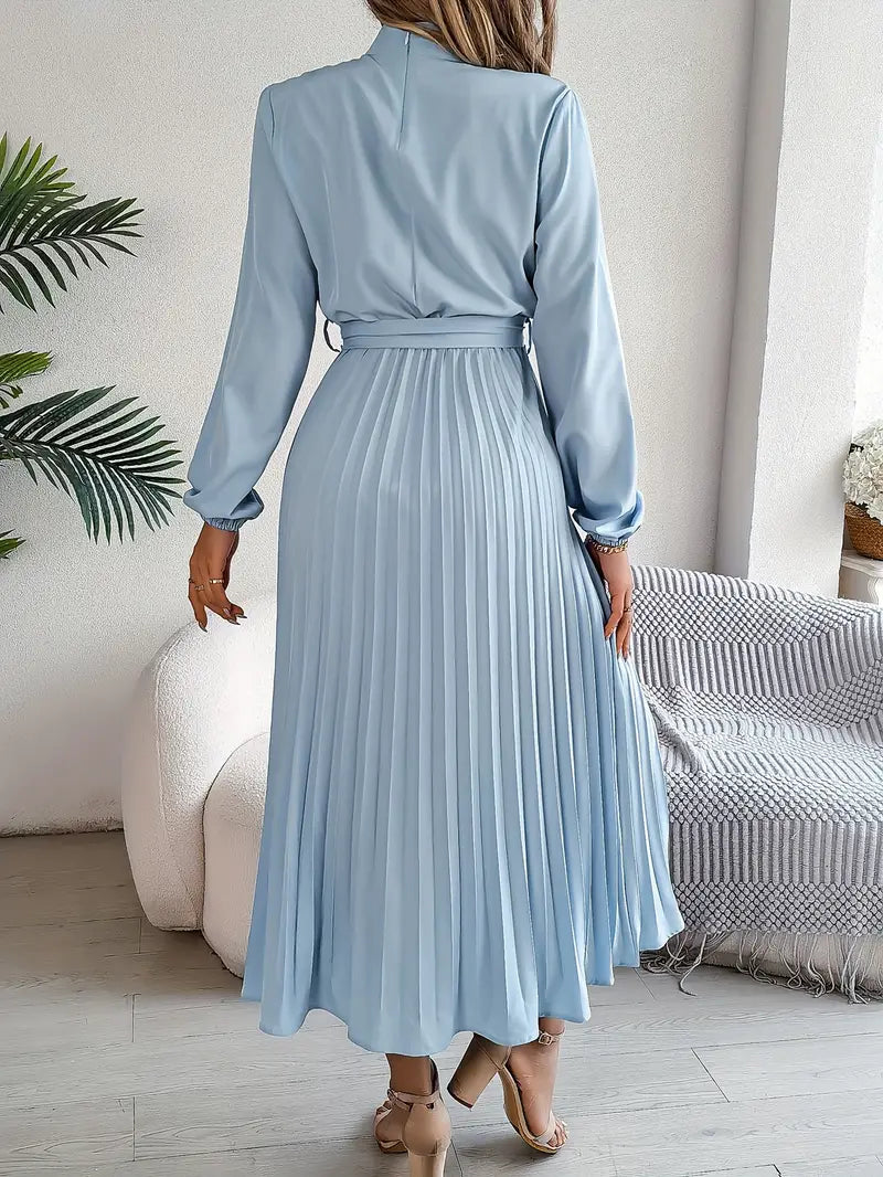 Echoarchiv | Schlichtes Kleid mit Stehkragen und Plissiertem Gürtel