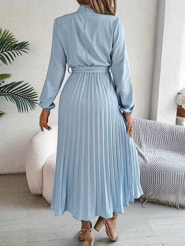Echoarchiv | Schlichtes Kleid mit Stehkragen und Plissiertem Gürtel