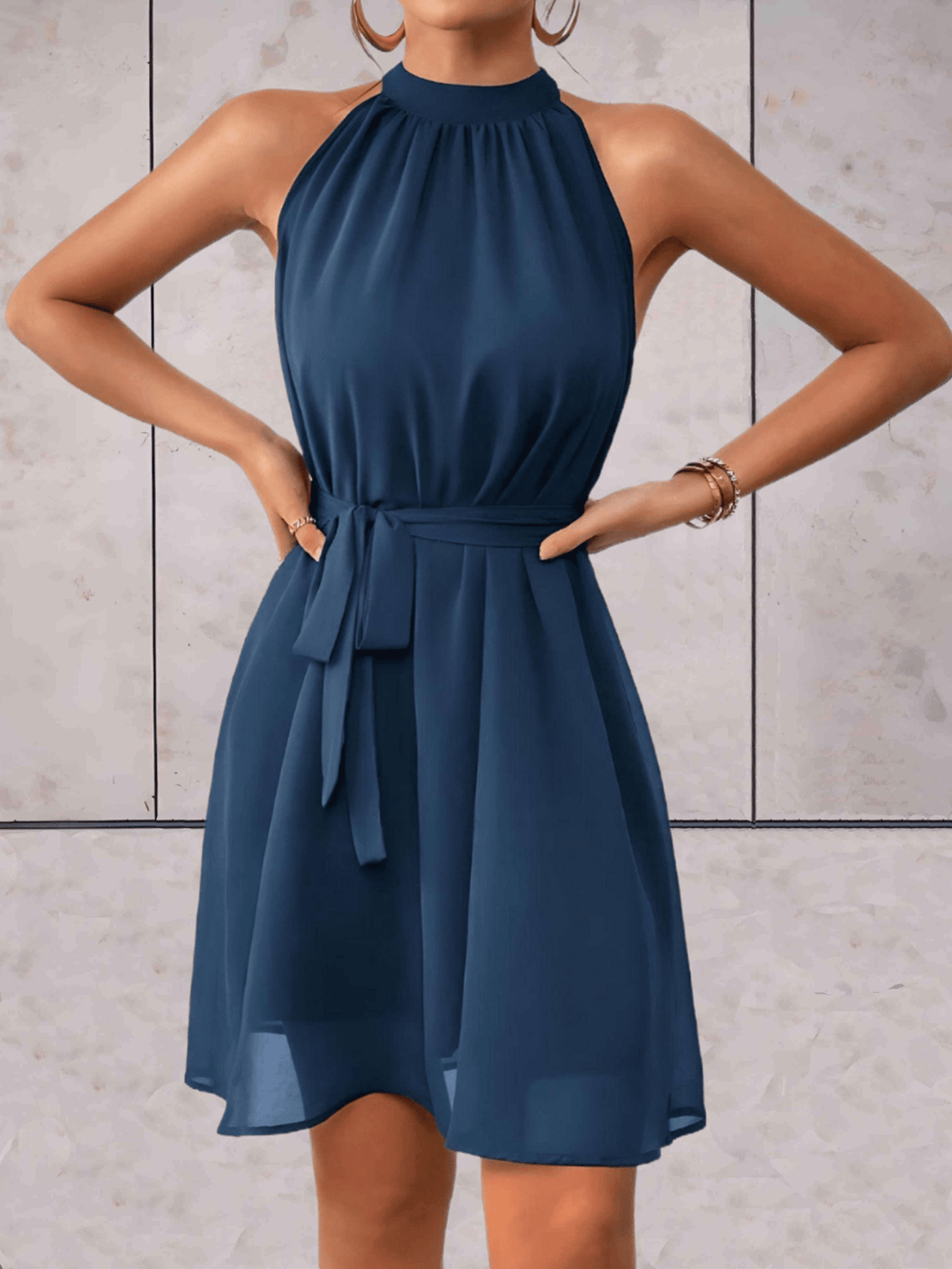 Echoarchiv | Danes Mini Kleid Einfarbiges Ärmelloses Kleid mit Rundhalsausschnitt und Bindegürtel