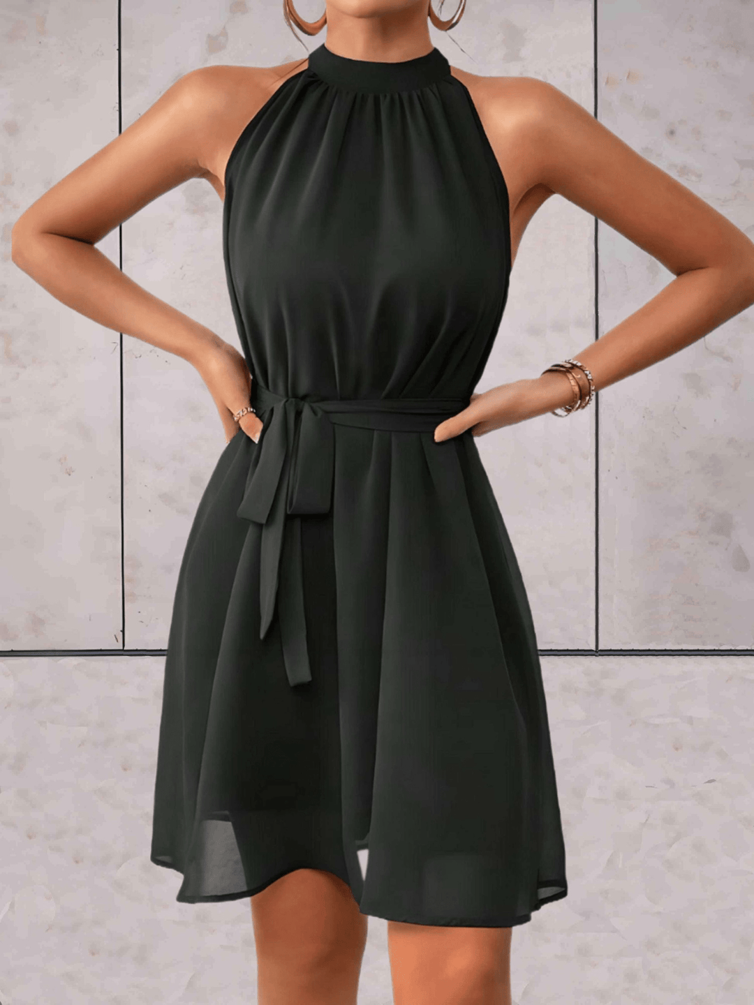 Echoarchiv | Danes Mini Kleid Einfarbiges Ärmelloses Kleid mit Rundhalsausschnitt und Bindegürtel