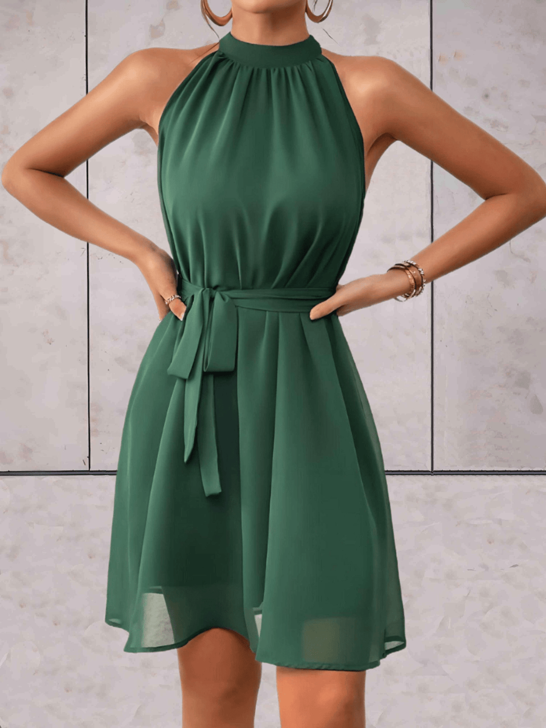 Echoarchiv | Danes Mini Kleid Einfarbiges Ärmelloses Kleid mit Rundhalsausschnitt und Bindegürtel