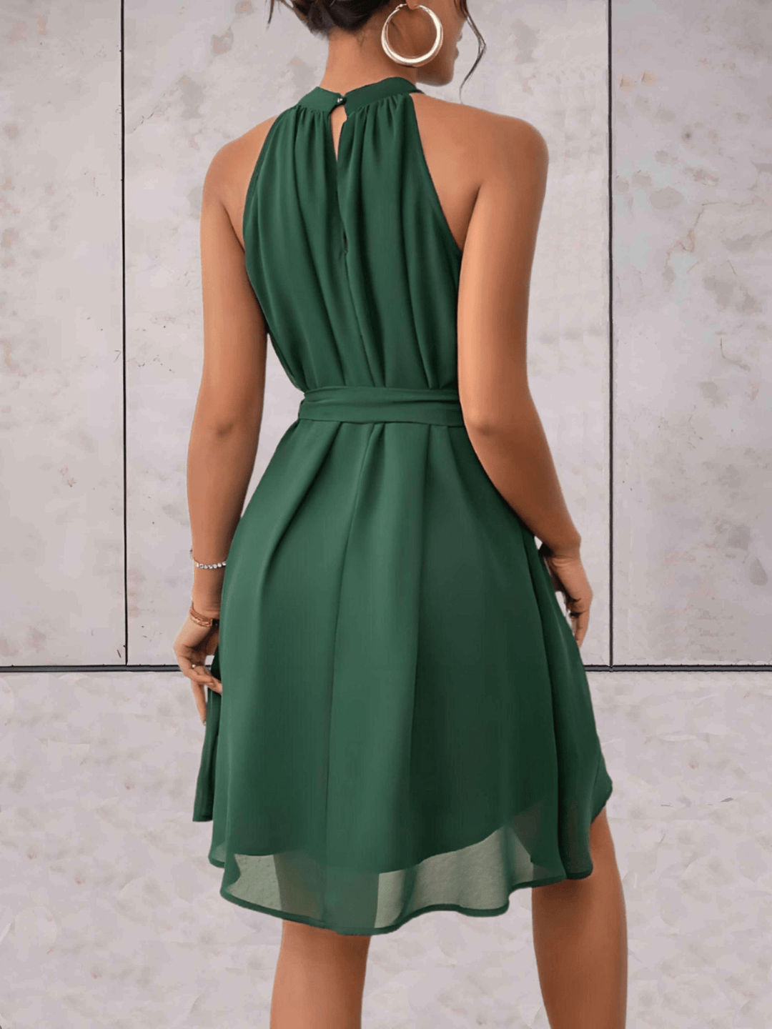 Echoarchiv | Danes Mini Kleid Einfarbiges Ärmelloses Kleid mit Rundhalsausschnitt und Bindegürtel