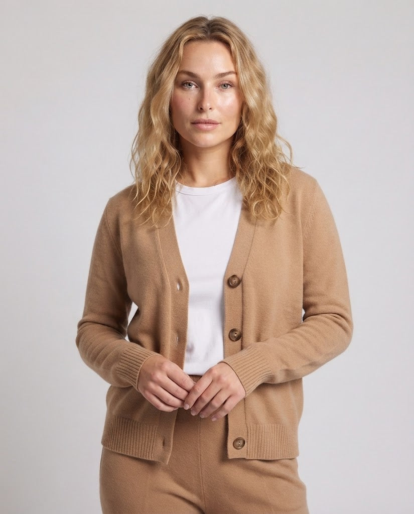 Damen Feinstrick-Kurzkardigan mit Rundhalsausschnitt, feiner Rippenkante und dezent taillierter Silhouette Echoarchiv