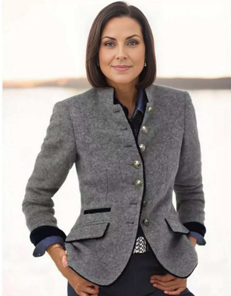 Damen Kurzjacke mit Mehrknopfleiste und Farbakzenten | Echoarchiv