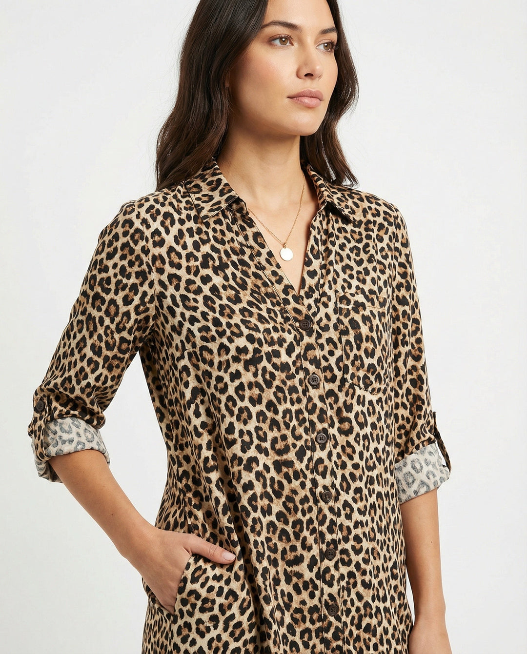 Lässiges Kleid mit Leopardenmuster, geteiltem Saum und hochgekrempelten Ärmeln