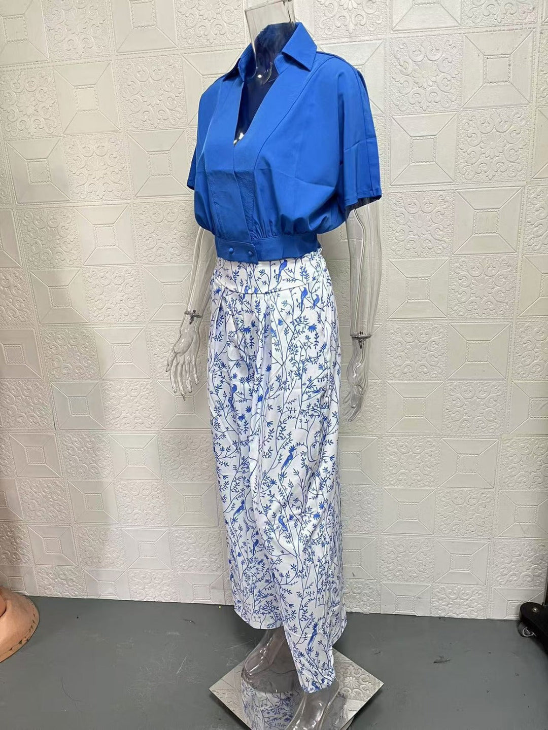 Echoarchiv | Zweiteiliges Set mit V-Ausschnitt und Hose mit weitem Bein