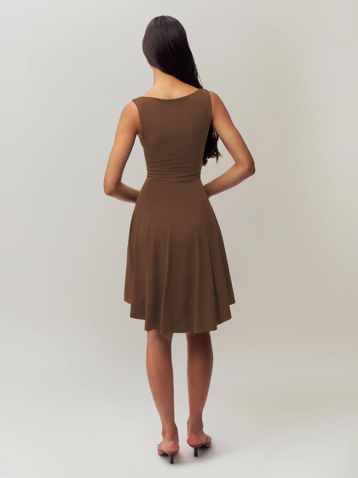 Echoarchiv | Ärmelloses Kleid mit Kragen