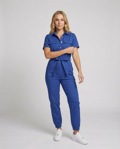 Damen lässiger Jumpsuit mit tailliertem Schnitt und durchgehender Knopfleiste Echoarchiv