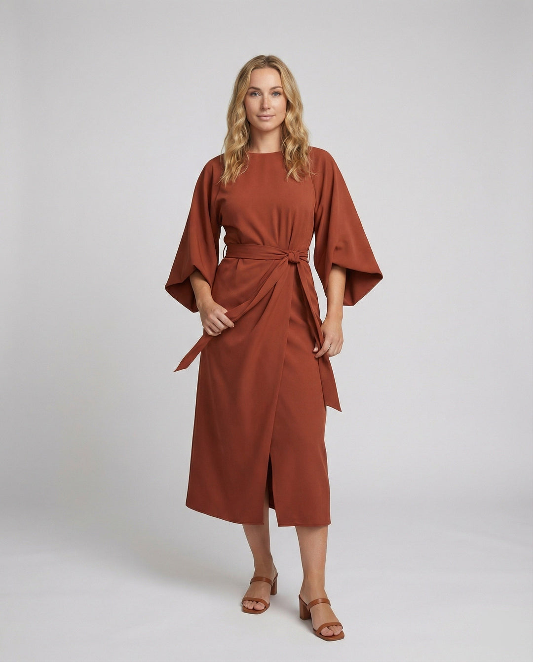Echoarchiv | Elegantes Kleid mit Laternenärmeln und Gürtel