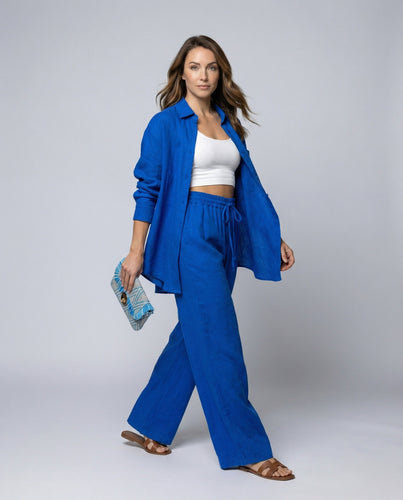 Damen Lässiges Leinen-Outfit mit weit geschnittenem Hemd und lockeren Hosen Echoarchiv