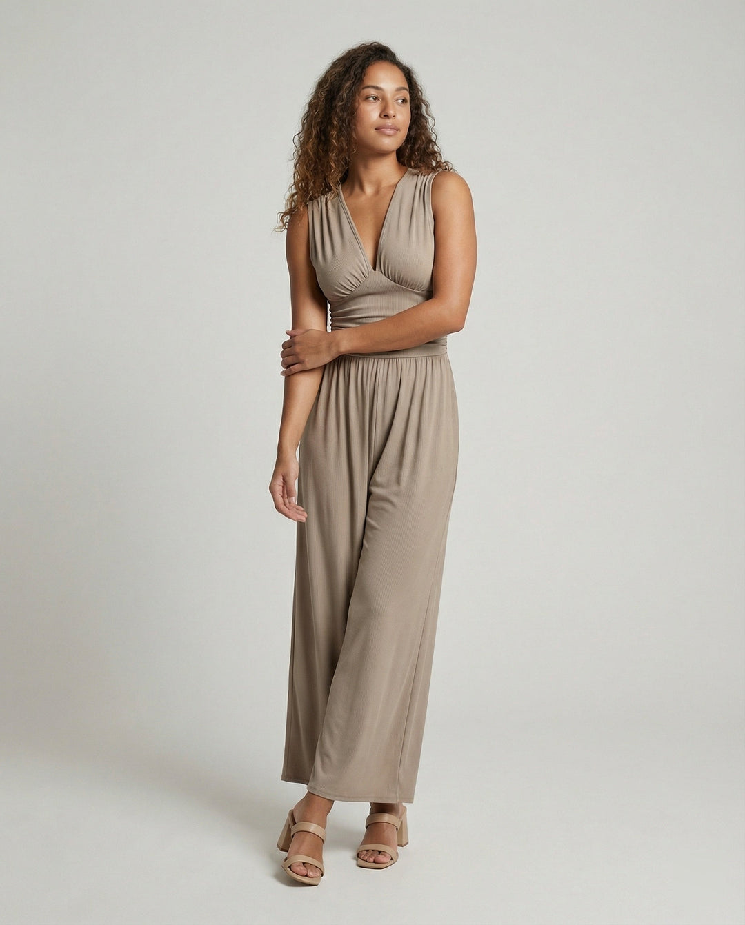 Damen Jumpsuit mit schickem V-Ausschnitt und weitem Bein Echoarchiv
