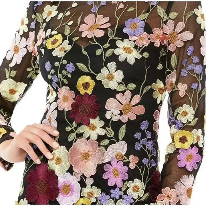 Echoarchiv | Handgefertigtes Blumenkleid