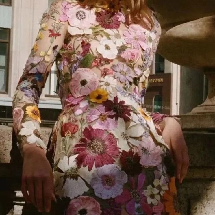 Echoarchiv | Handgefertigtes Blumenkleid